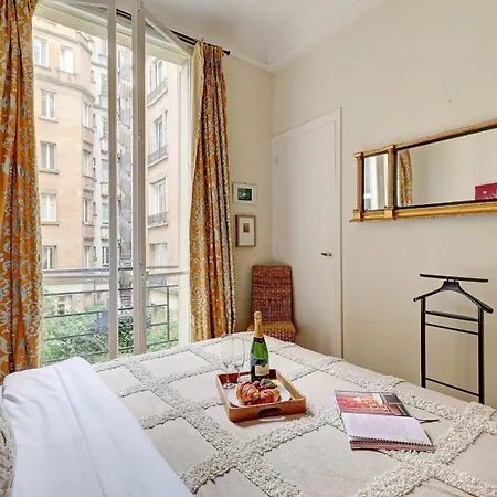 The Seine & Pont De L'alma - 2br With Balcony - Cityapartmentstay Parigi