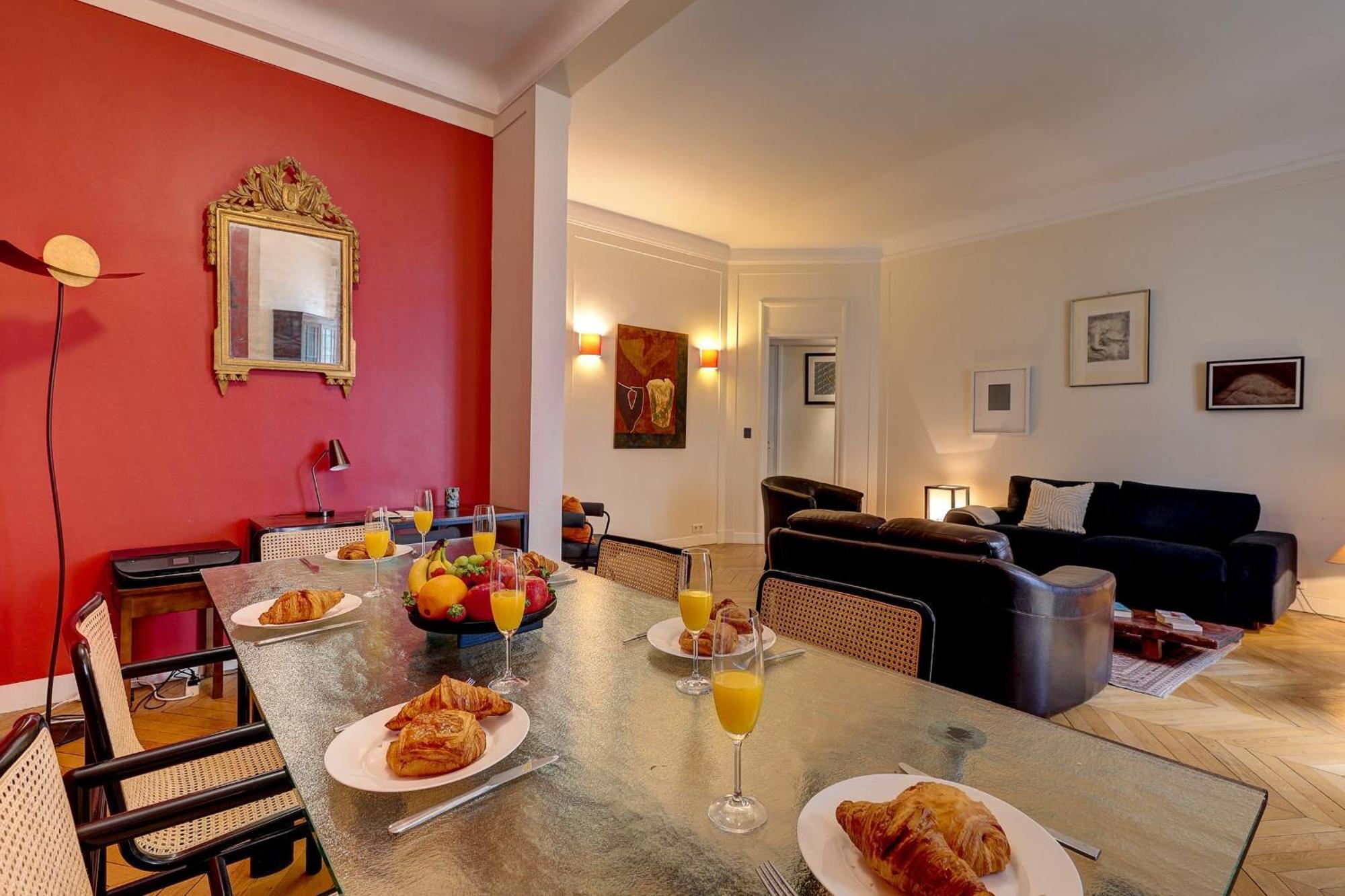 The Seine & Pont De L'alma - 2br With Balcony - Cityapartmentstay * Parigi