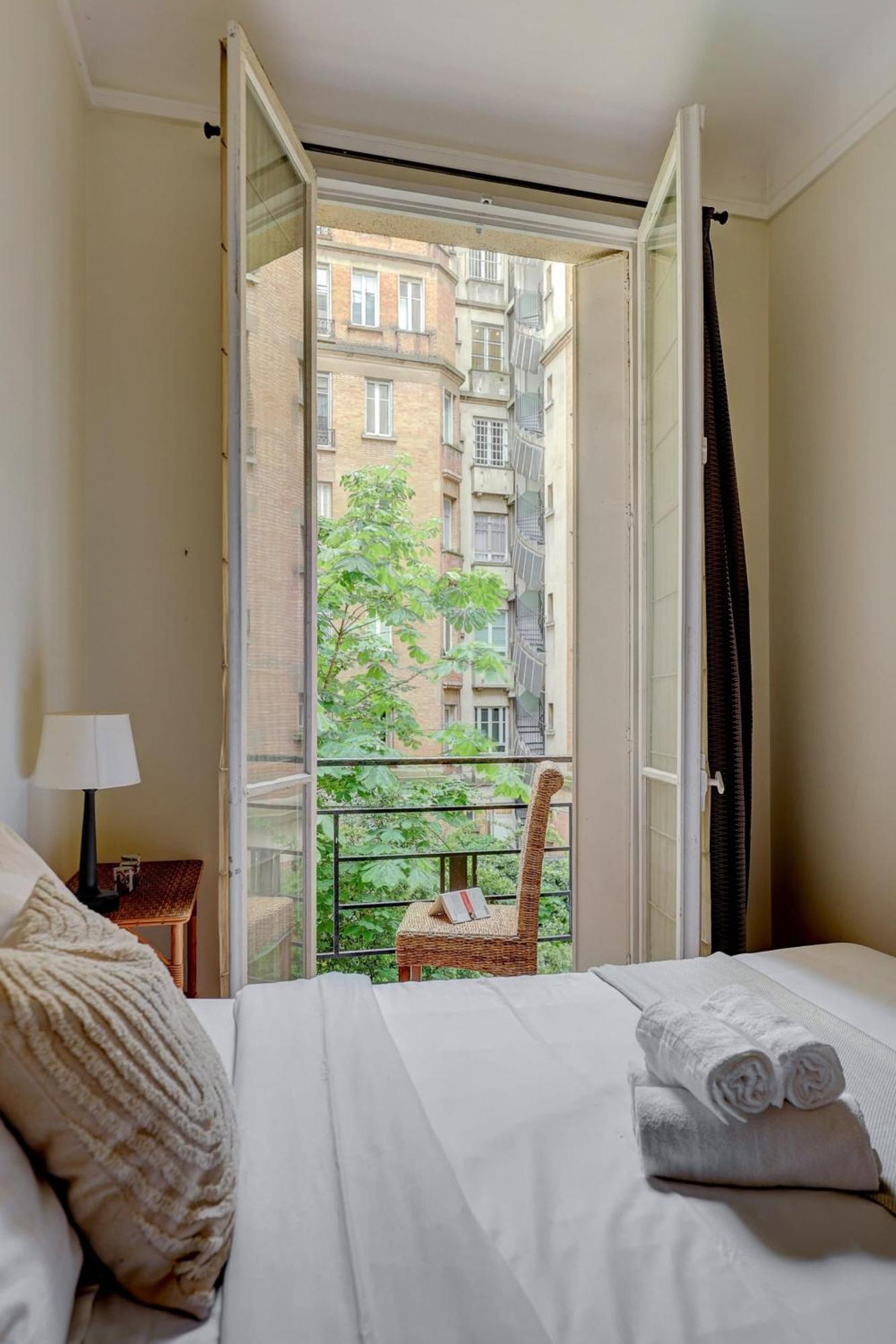 The Seine & Pont De L'alma - 2br With Balcony - Cityapartmentstay * Parigi